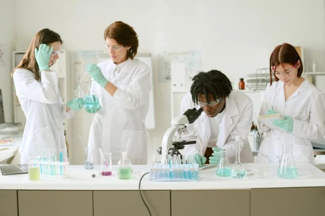 آزمایشگاه تخصصی با دقت بالا برای تشخیص بیماریها